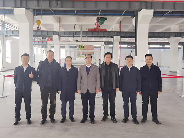 現(xiàn)代精工董事長和貴州磷化董事長一行人合照 現(xiàn)代精工董事長和貴州磷化董事長一行人合照